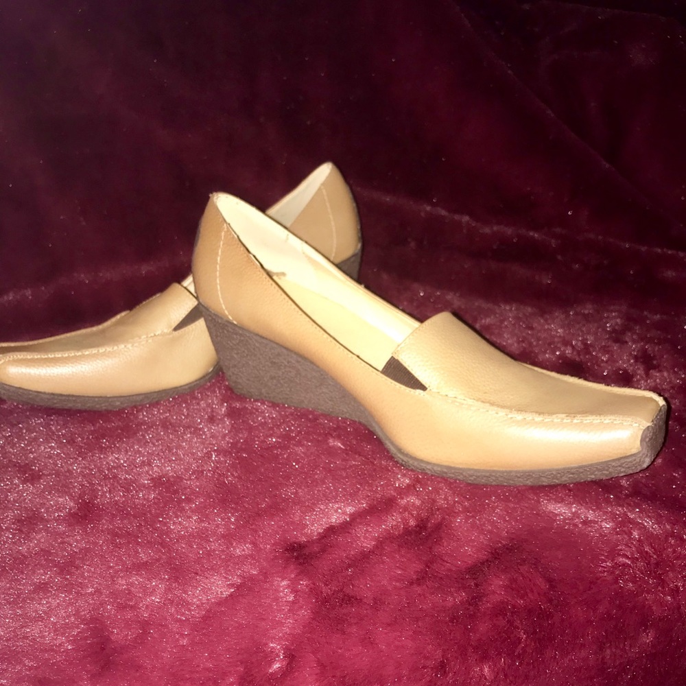 Carlo Borello Beige wedge shoe size 9M